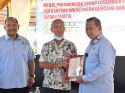 Majlis Penyampaian Geran Leasehold Freehold dan Bantuan wang Ihsan Bencana Banjir Daerah Tampin